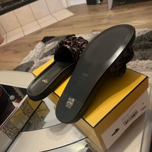 I’m a selling a brand new Fendi Roma sandals size 38